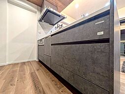 使いやすくスタイリッシュなキッチン空間になっております。