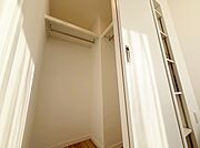 家電やスーツケース、ストック品など何でも片付く嬉しい空間です。