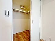 家電やスーツケース、ストック品など何でも片付く嬉しい空間です。