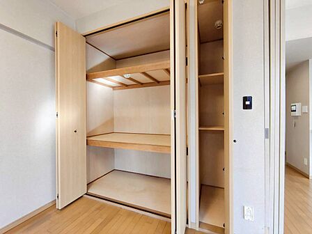 家電やスーツケース、ストック品など何でも片付く嬉しい空間です。