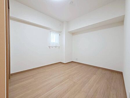 清かで艶やかな時間をもたらしてくれる室内です。