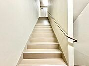 共用部の階段です。明るく清潔に管理されています。