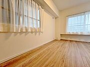 清かで艶やかな時間をもたらしてくれる室内です。