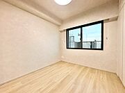 清かで艶やかな時間をもたらしてくれる室内です。