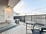 朝の澄んだ空気や、夕方に吹く清々しい風を感じられるバルコニー。