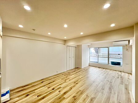 清かで艶やかな時間をもたらしてくれる室内です。