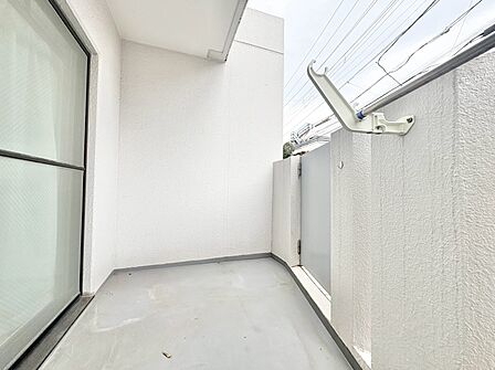 朝の澄んだ空気や、夕方に吹く清々しい風を感じられるバルコニー。