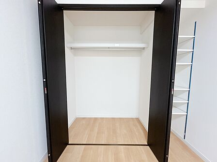 収納スペースが付いていて、お部屋を広く使っていただけます。