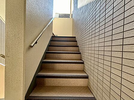 共用部の階段です。明るく清潔に管理されています。
