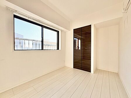 清かで艶やかな時間をもたらしてくれる室内です。