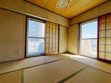 清かで艶やかな時間をもたらしてくれる室内です。