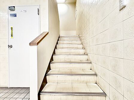 共用部の階段です。明るく清潔に管理されています。