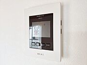 誰が来てもわかる様にモニター付きインターホンを設置。