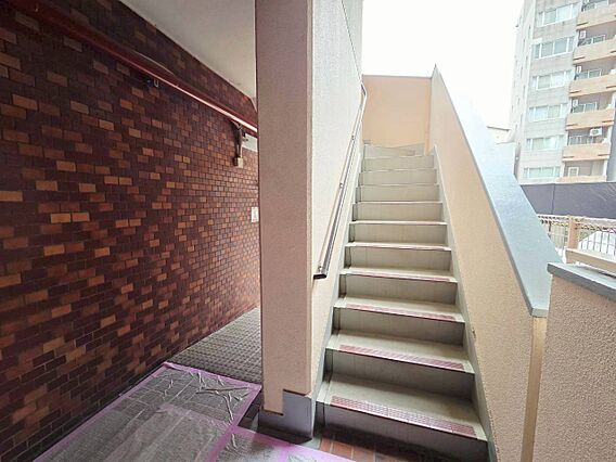 共用部の階段で...
