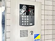 誰が来てもわかる様にモニター付きインターホンを設置。