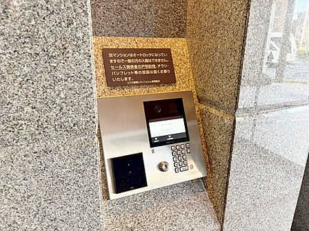 誰が来てもわかる様にモニター付きインターホンを設置。