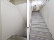 共用部の階段です。明るく清潔に管理されています。
