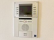 誰が来てもわかる様にモニター付きインターホンを設置。