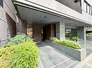 上質感漂う玄関アプローチです。