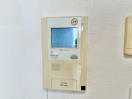 誰が来てもわかる様にモニター付きインターホンを設置。