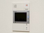 誰が来てもわかる様にモニター付きインターホンを設置。