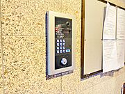 誰が来てもわかる様にモニター付きインターホンを設置。
