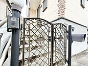 上質感漂う玄関アプローチです。