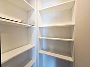 家電やスーツケース、ストック品など何でも片付く嬉しい空間です。