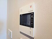 誰が来てもわかる様にモニター付きインターホンを設置。