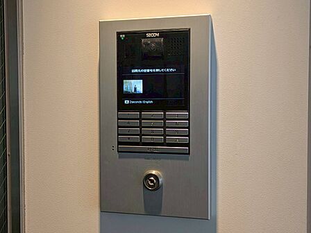 誰が来てもわかる様にモニター付きインターホンを設置。