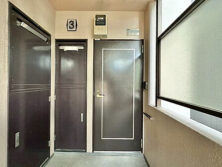 清潔感のある落ち着いた雰囲気の玄関です。