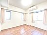 子供部屋：清かで艶やかな時間をもたらしてくれる室内です。