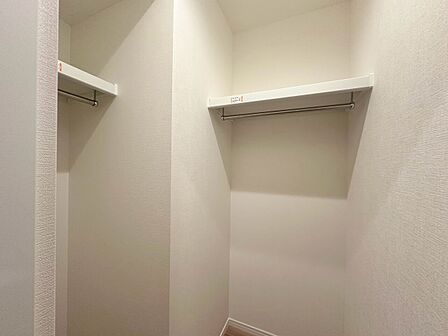 収納スペースが付いていて、お部屋を広く使っていただけます。