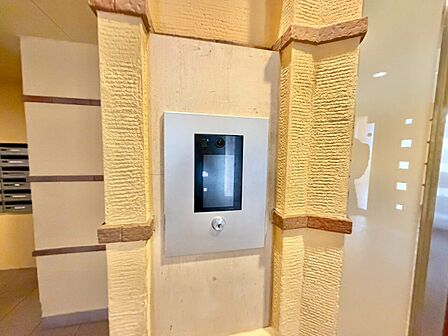 誰が来てもわかる様にモニター付きインターホンを設置。