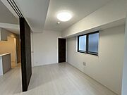 清かで艶やかな時間をもたらしてくれる室内です。