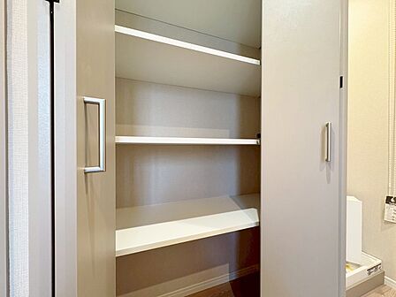 家電やスーツケース、ストック品など何でも片付く嬉しい空間です。