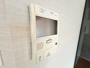 誰が来てもわかる様にモニター付きインターホンを設置。
