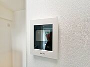 誰が来てもわかる様にモニター付きインターホンを設置。