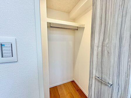 収納スペースが付いていて、お部屋を広く使っていただけます。