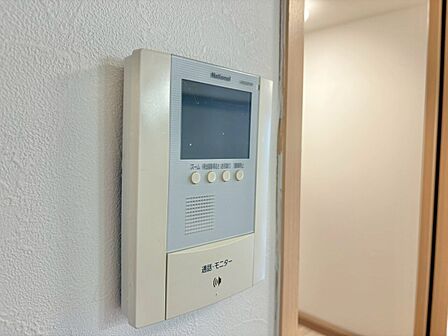 誰が来てもわかる様にモニター付きインターホンを設置。