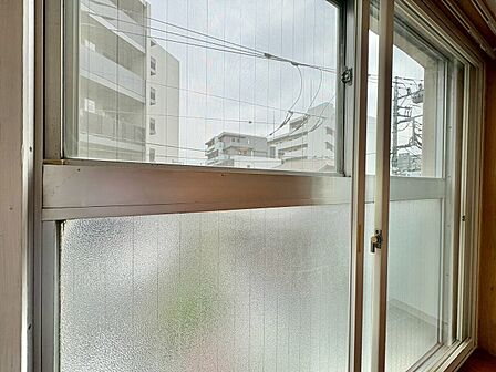 朝の澄んだ空気や、夕方に吹く清々しい風を感じられるバルコニー。