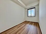 清かで艶やかな時間をもたらしてくれる室内です。