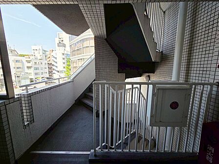 共用部の階段です。明るく清潔に管理されています。