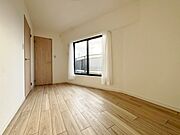 清かで艶やかな時間をもたらしてくれる室内です。