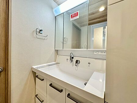 清潔感を感じられる洗面化粧台。