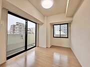清かで艶やかな時間をもたらしてくれる室内です。