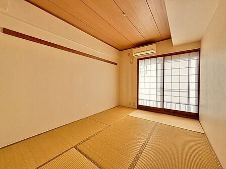清かで艶やかな時間をもたらしてくれる室内です。