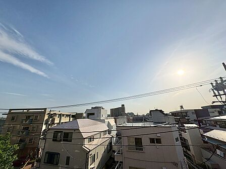 陽当たり・通風・開放感に恵まれた環境です。