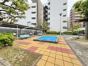 マンションの敷地内には、中庭もございます。