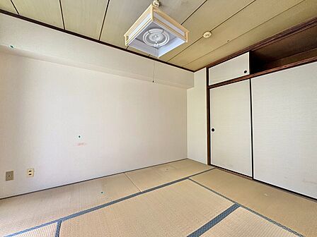 清かで艶やかな時間をもたらしてくれる室内です。